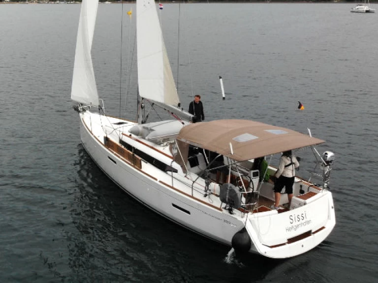 Jeanneau Sun Odyssey 389 charter bareboat eller skeppad i Punat