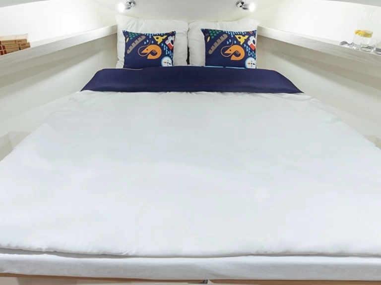 Premier Horizon 1 charter bareboat eller skeppad i Saint-Gilles du Gard