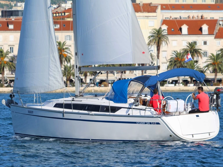 Bavaria Cruiser 34 charter bareboat eller skeppad i Split 