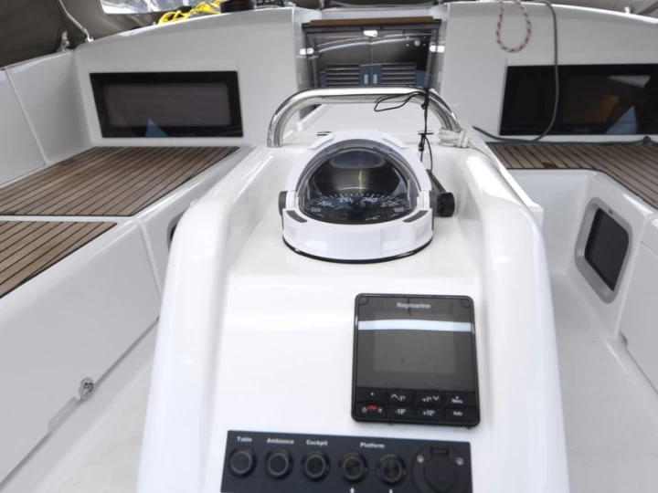 Hyra Segelbåt  med eller utan skeppare Jeanneau Komolac 