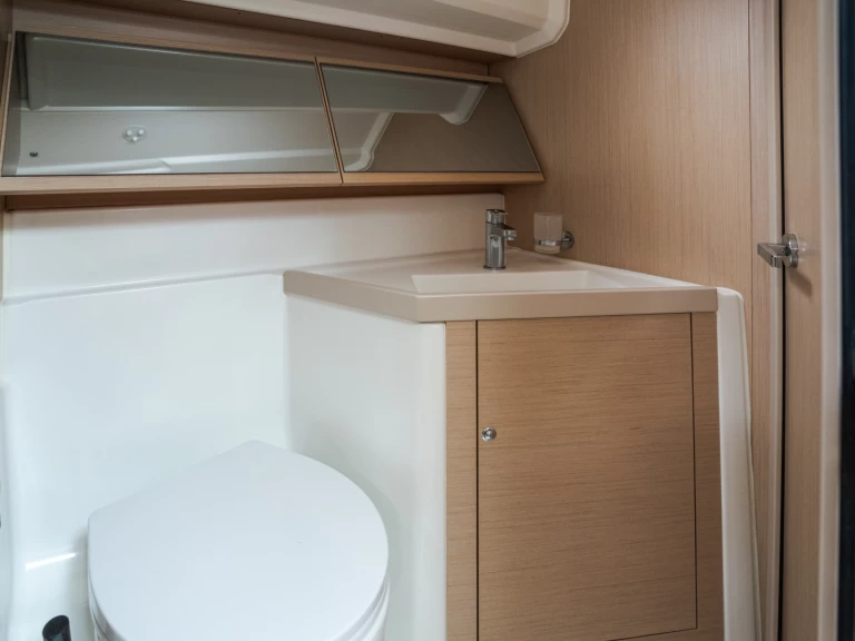 Hyr en Bénéteau Oceanis 40.1 Castiglioncello 