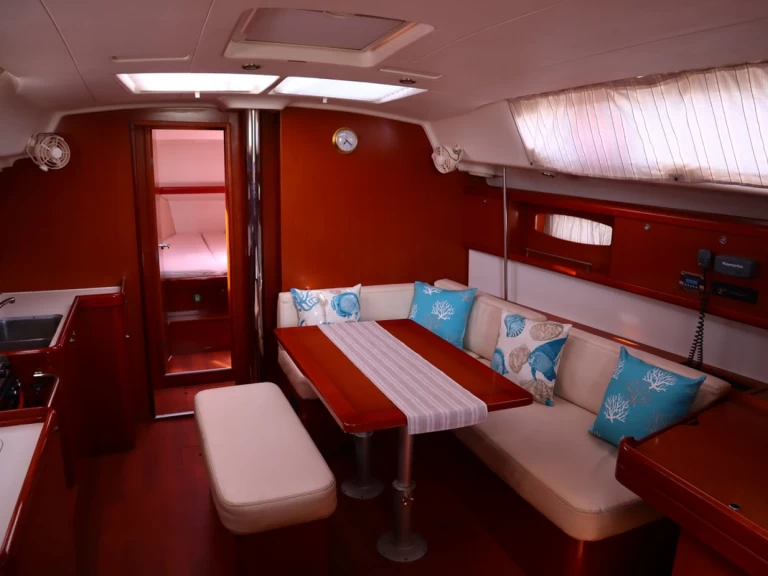 Bénéteau Oceanis 43 charter bareboat eller skeppad i Alimos