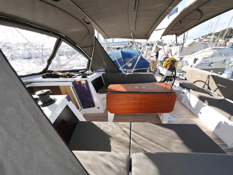 Dufour Dufour 41 charter bareboat eller skeppad i Tribunj