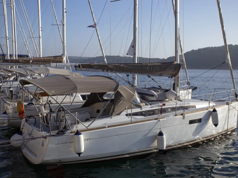 Jeanneau Sun Odyssey 349 charter bareboat eller skeppad i Pula 