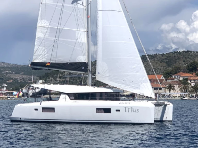 Lagoon Lagoon 42 charter bareboat eller skeppad i Rogoznica