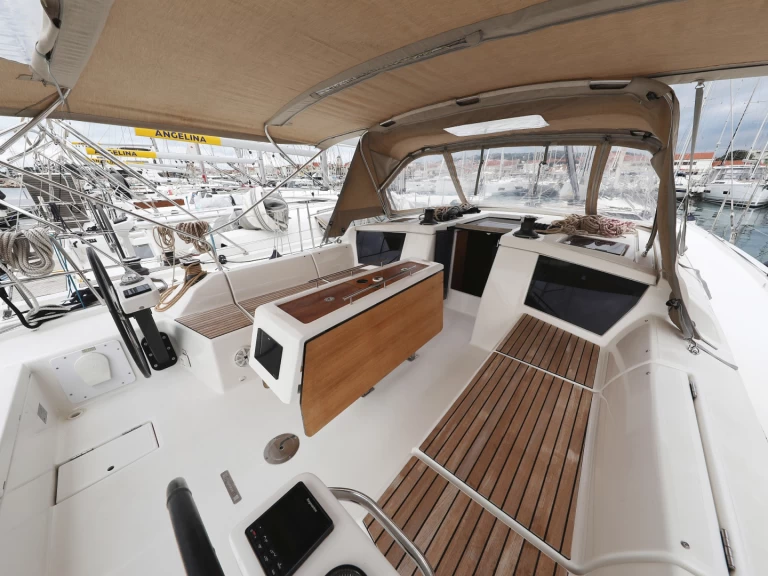 Dufour Dufour 430 Grand Large charter bareboat eller skeppad i Šibenik 