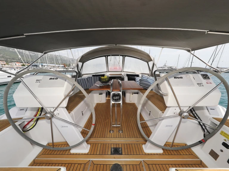 Hanse Hanse 455 charter bareboat eller skeppad i Šibenik 