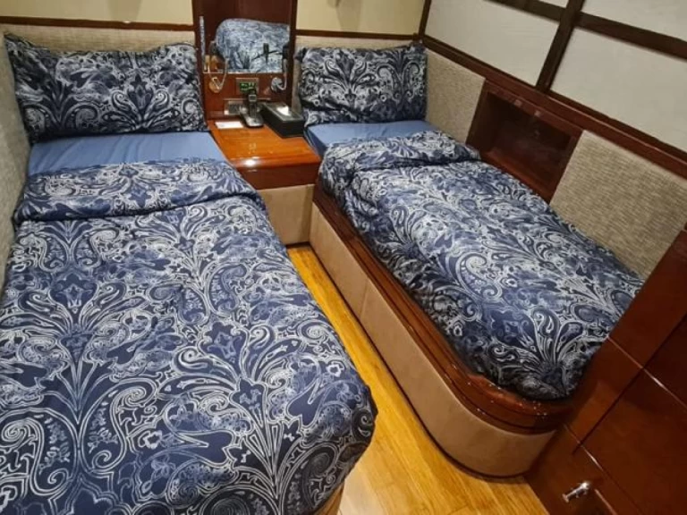 Hyra Lyx yacht med eller utan skeppare de bris italian Dubai Marina 