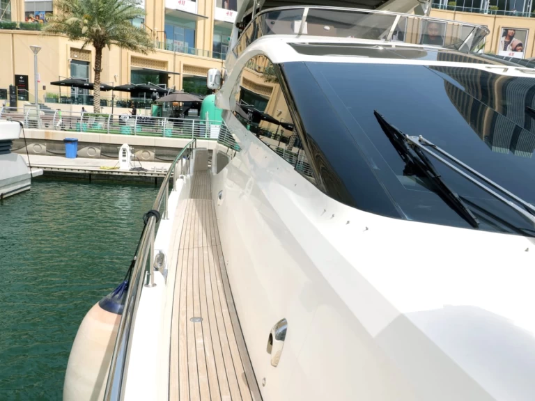 Hyra Lyx yacht med eller utan skeppare Galeon Dubai Marina 