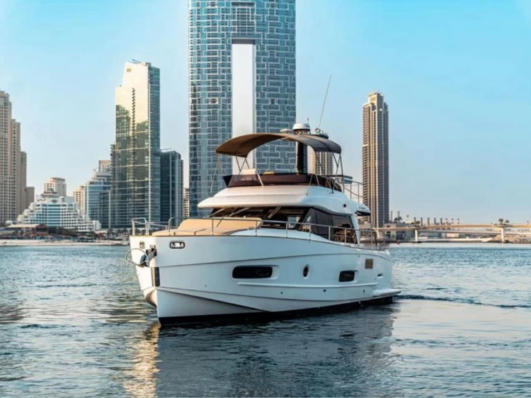 Azimut Azimut 46 Fly charter bareboat eller skeppad i Dubai Marina