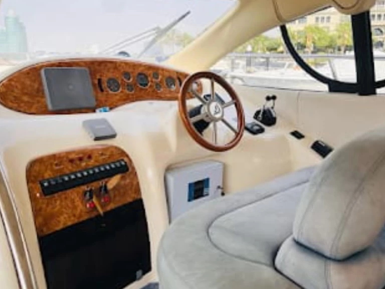 Azimut Azimut 45 charter bareboat eller skeppad i Dubai Marina