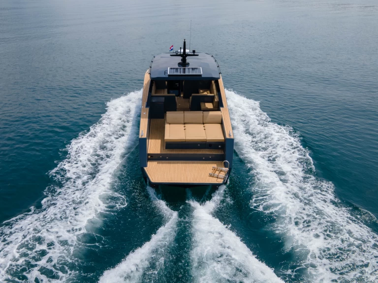 Colnago 38 Cabin charter bareboat eller skeppad i Split 