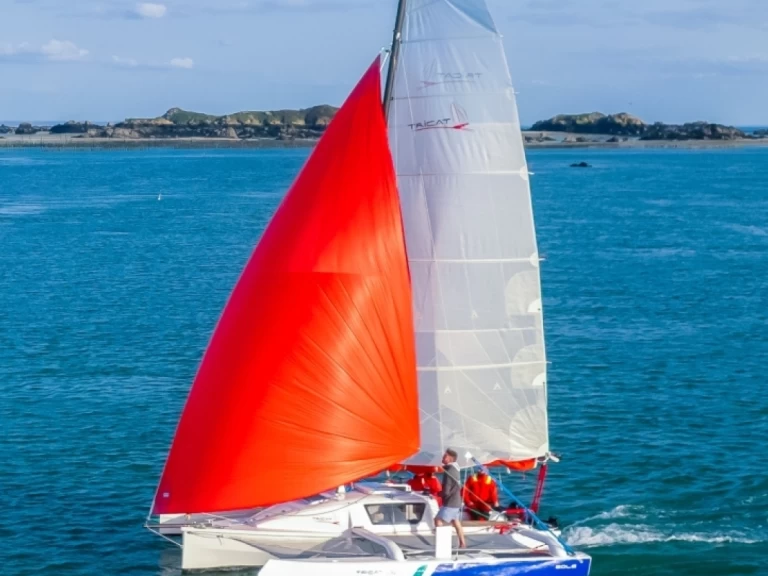 Tricat TRICAT 6.90 charter bareboat eller skeppad i Gâvres