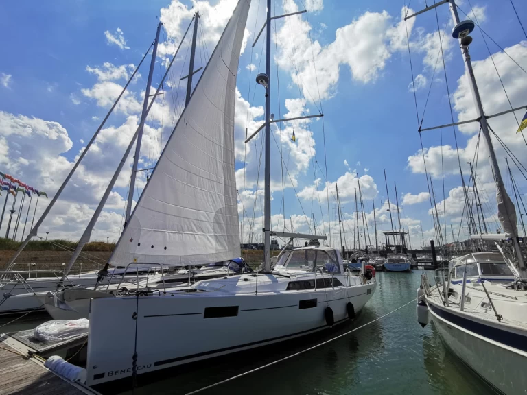 Hyra Segelbåt  med eller utan skeppare Bénéteau Kromme Hoek 