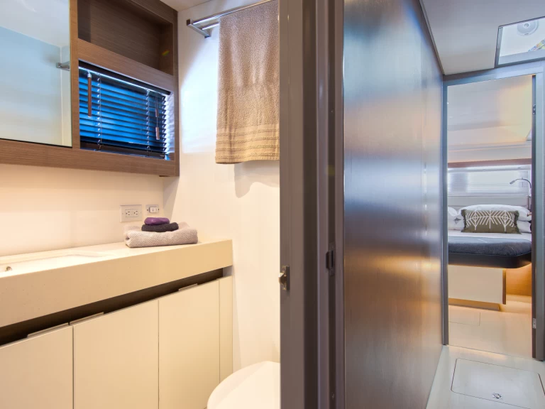 Leopard Leopard 53 Powercat charter bareboat eller skeppad i Nassau