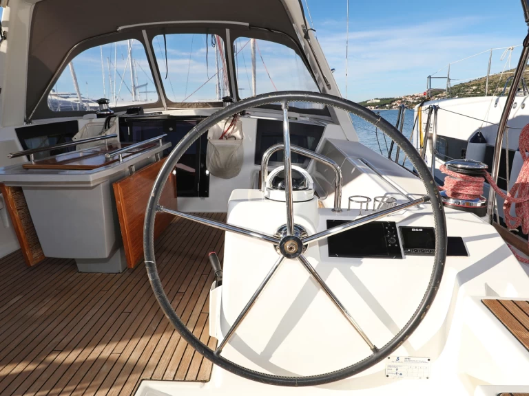Bénéteau Oceanis 45 charter bareboat eller skeppad i Trogir 
