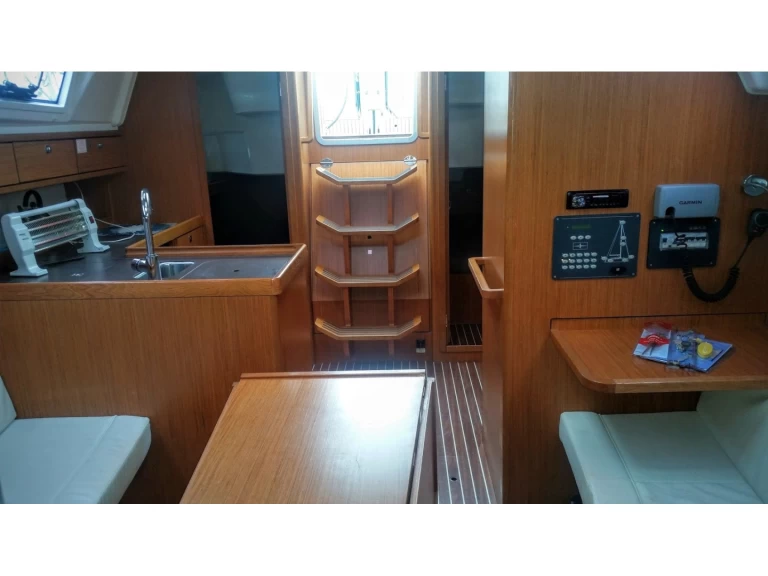 Bavaria Cruiser 37 charter bareboat eller skeppad i Lefkáda