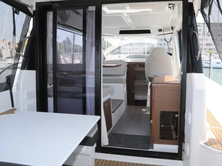 Uthyrning Motorbåt  Jeanneau med en båtlicens 