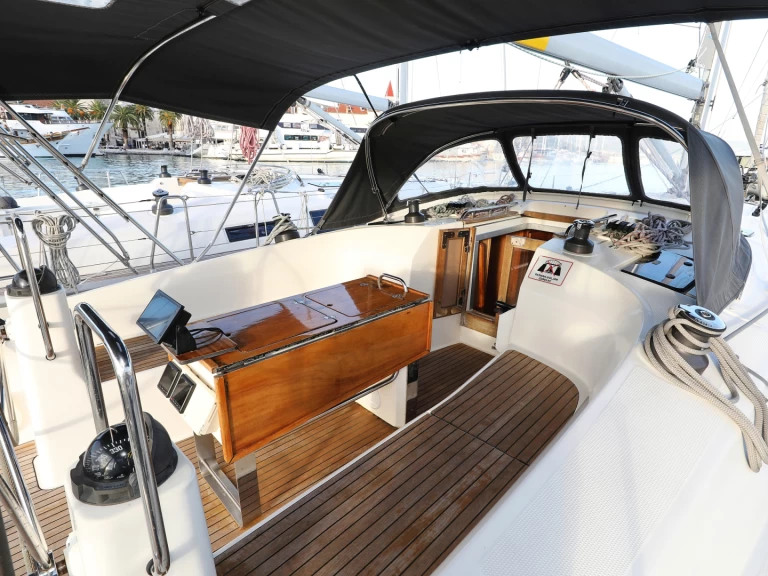 Bavaria Cruiser 40 charter bareboat eller skeppad i Trogir 