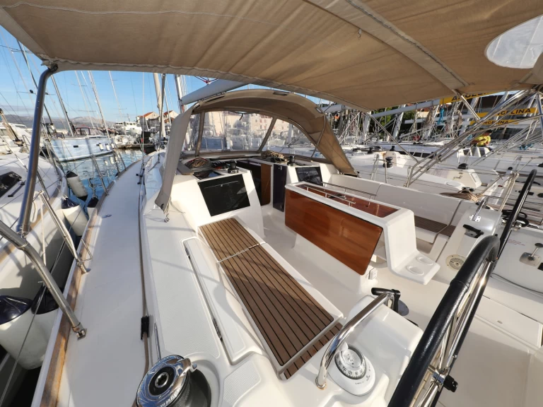 Dufour Dufour 412 Grand Large charter bareboat eller skeppad i Trogir 