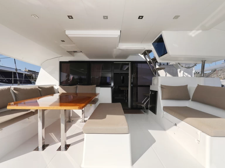 Fountaine Pajot Saba 50 charter bareboat eller skeppad i Trogir 