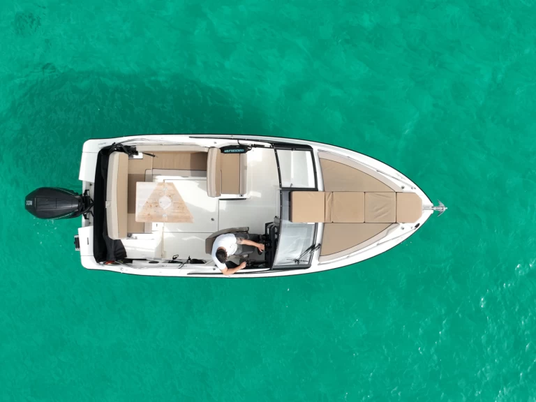 Uthyrning Motorbåt  Quicksilver med en båtlicens 