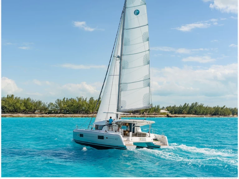 Lagoon Lagoon 42 charter bareboat eller skeppad i Le Marin
