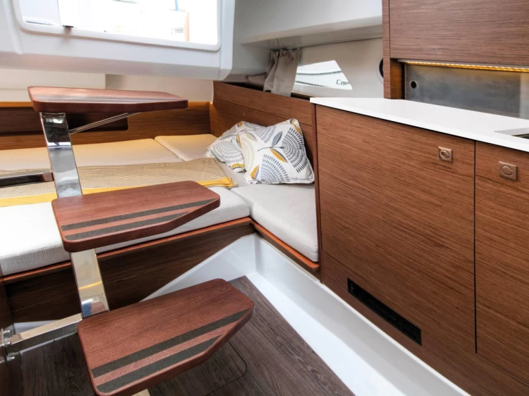 Jeanneau Cap Camarat 9.0 WA charter bareboat eller skeppad i Port du Lavandou