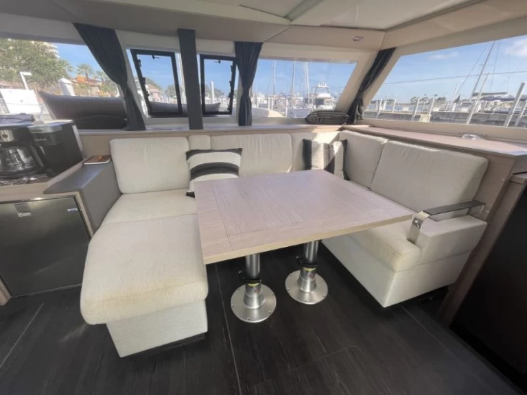 Fountaine Pajot Isla 40 charter bareboat eller skeppad i Annapolis