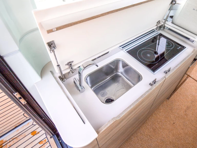 Yacht charter Opatija billig Saxdor 320 GTC