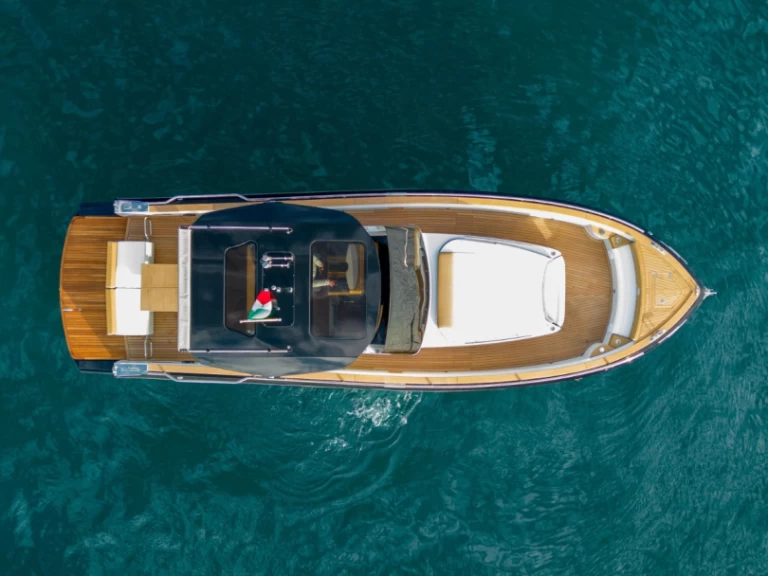 ITALUYRE CLASSIC 38 charter bareboat eller skeppad i Positano (Italien)