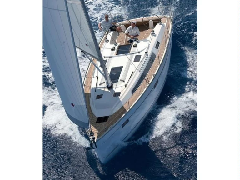 Bavaria Cruiser 41 charter bareboat eller skeppad i Olbia