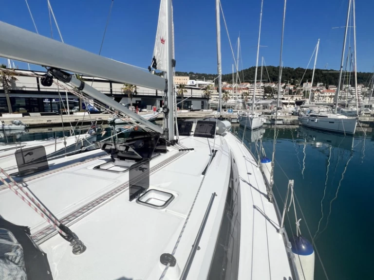 Bavaria Cruiser 46 charter bareboat eller skeppad i Split 