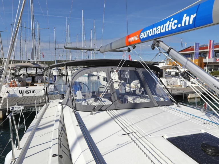 Bavaria Bavaria C42 charter bareboat eller skeppad i Pirovac