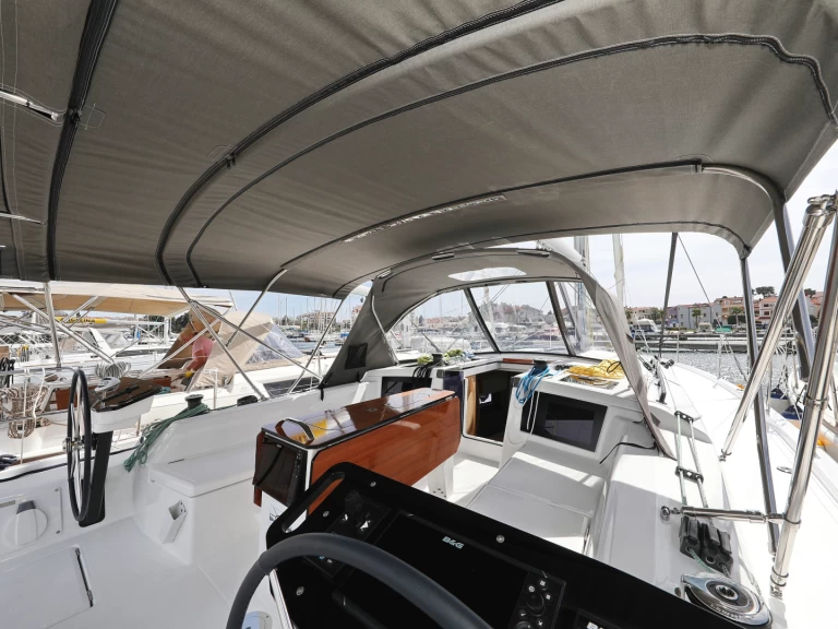 Dufour Dufour 41 charter bareboat eller skeppad i Primošten 
