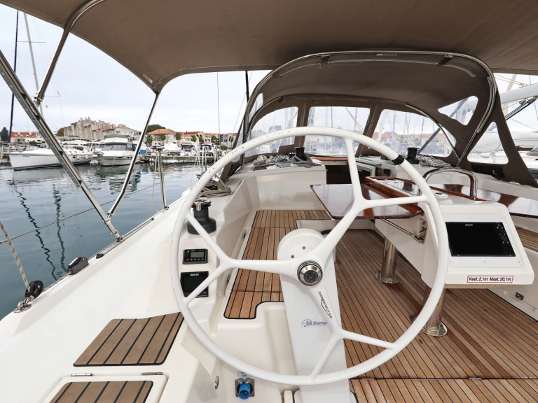 Bavaria Bavaria C42 charter bareboat eller skeppad i Biograd Na Moru