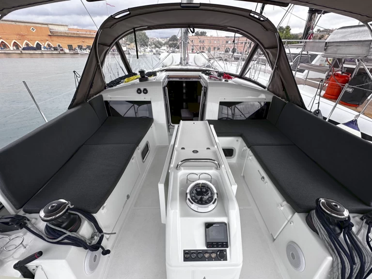 Jeanneau Sun Odyssey 440 charter bareboat eller skeppad i Palma de Mallorca