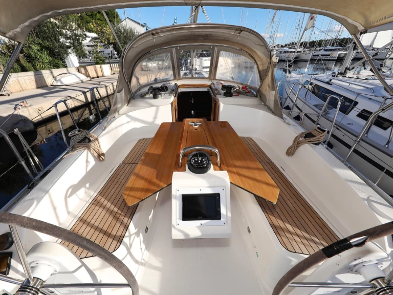 Bavaria Cruiser 37 charter bareboat eller skeppad i Šibenik 