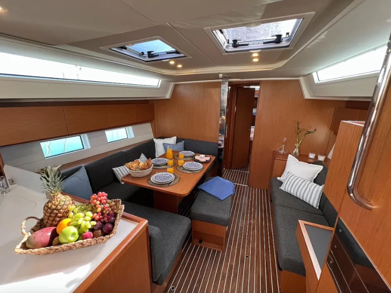 Hyr en Bavaria Bavaria C45 Alimos 