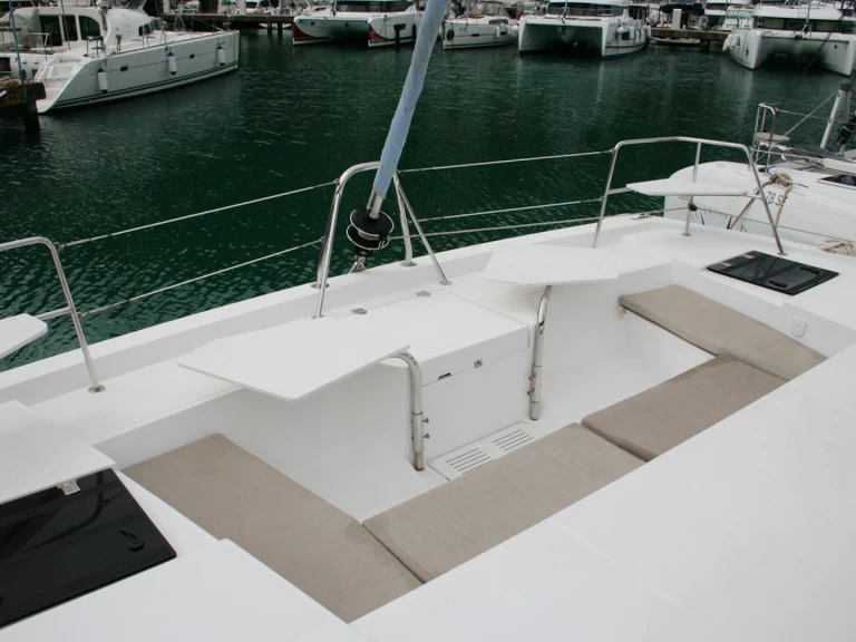 Bali Bali Catspace Voile charter bareboat eller skeppad i Komolac