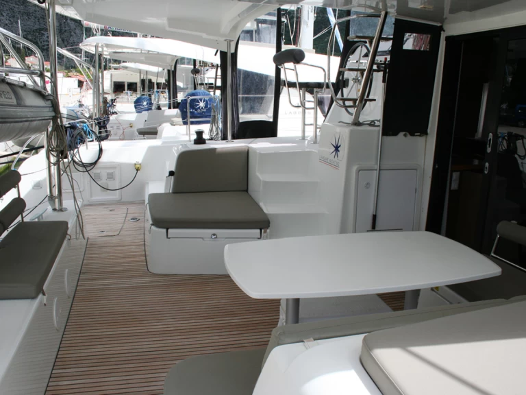 Lagoon Lagoon 42 charter bareboat eller skeppad i Komolac