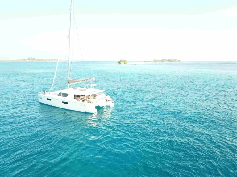 Fountaine Pajot Saba 50 charter bareboat eller skeppad i Ao Po