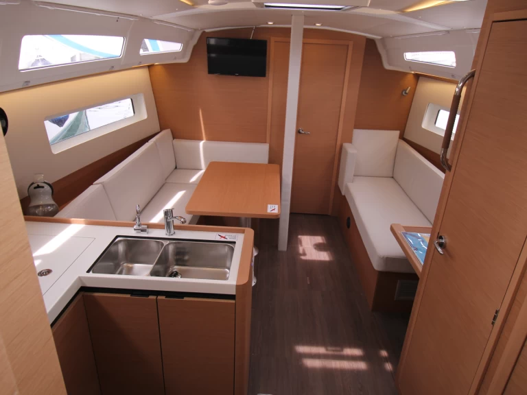 Jeanneau Sun Odyssey 380 charter bareboat eller skeppad i Biograd Na Moru