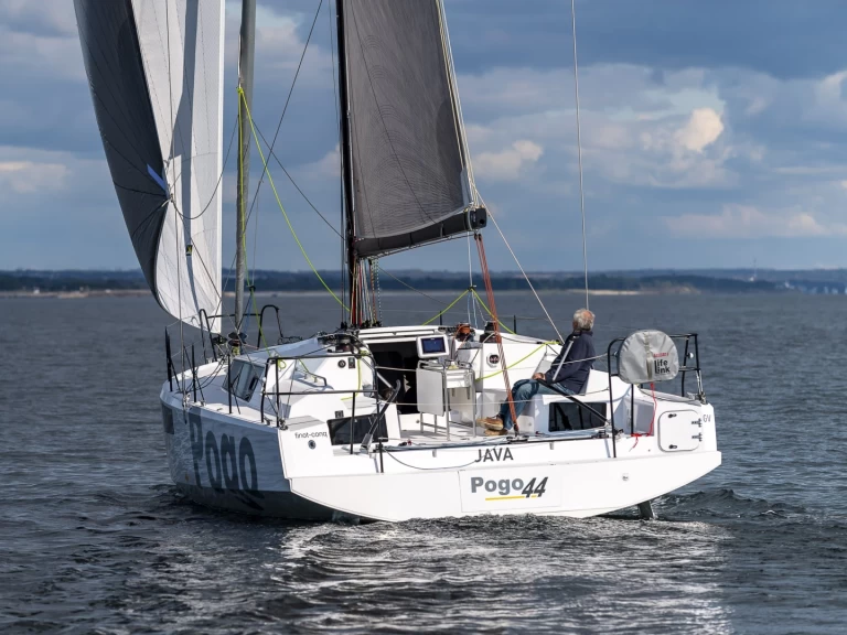 Yacht charter La Trinité-sur-Mer billig Pogo 44