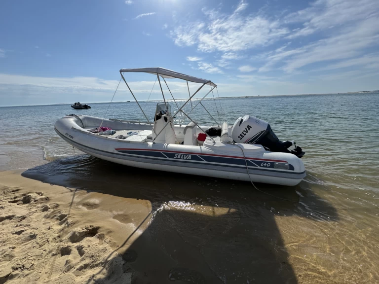 Selva Selva D640 charter bareboat eller skeppad i Les Issambres