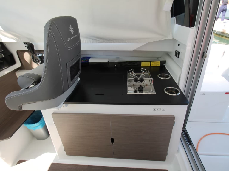 Hyra Motorbåt  med eller utan skeppare Jeanneau Biograd Na Moru 