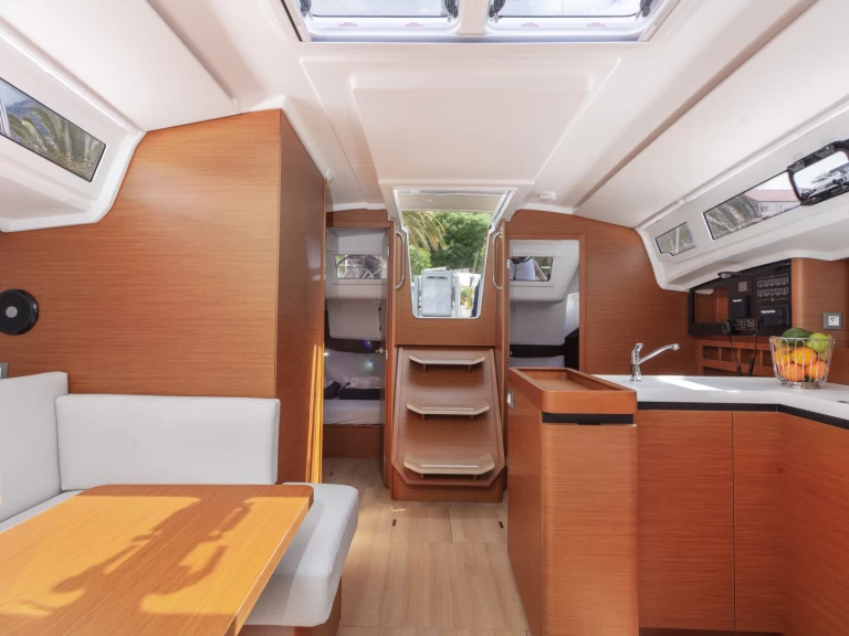 Hyra Segelbåt  med eller utan skeppare Jeanneau Split  