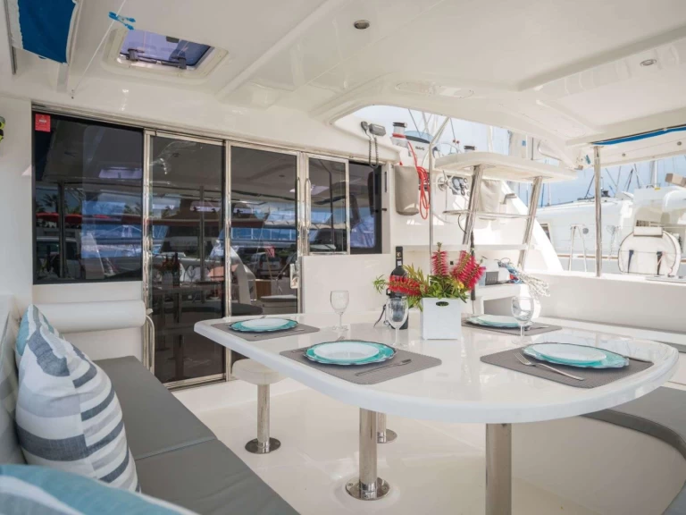 Leopard Sara charter bareboat eller skeppad i Windward Islands