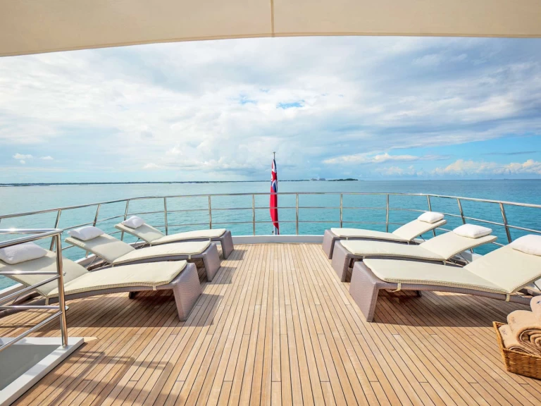 Hyr en Feadship NEVER ENOUGH Nassau 