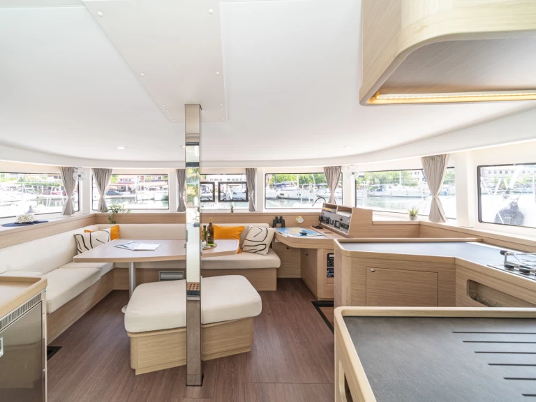 Lagoon Lagoon 42 charter bareboat eller skeppad i Skradin